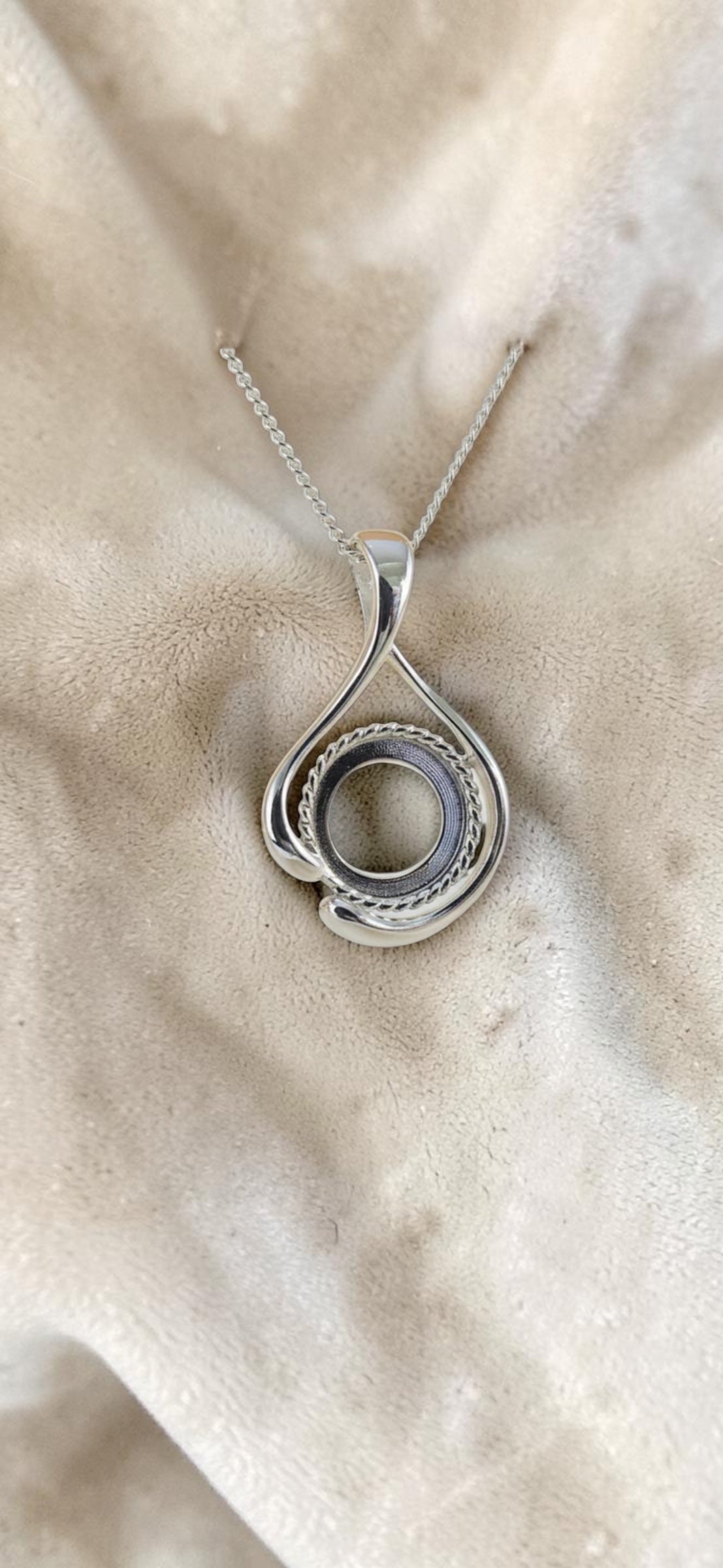 Pendant 52
